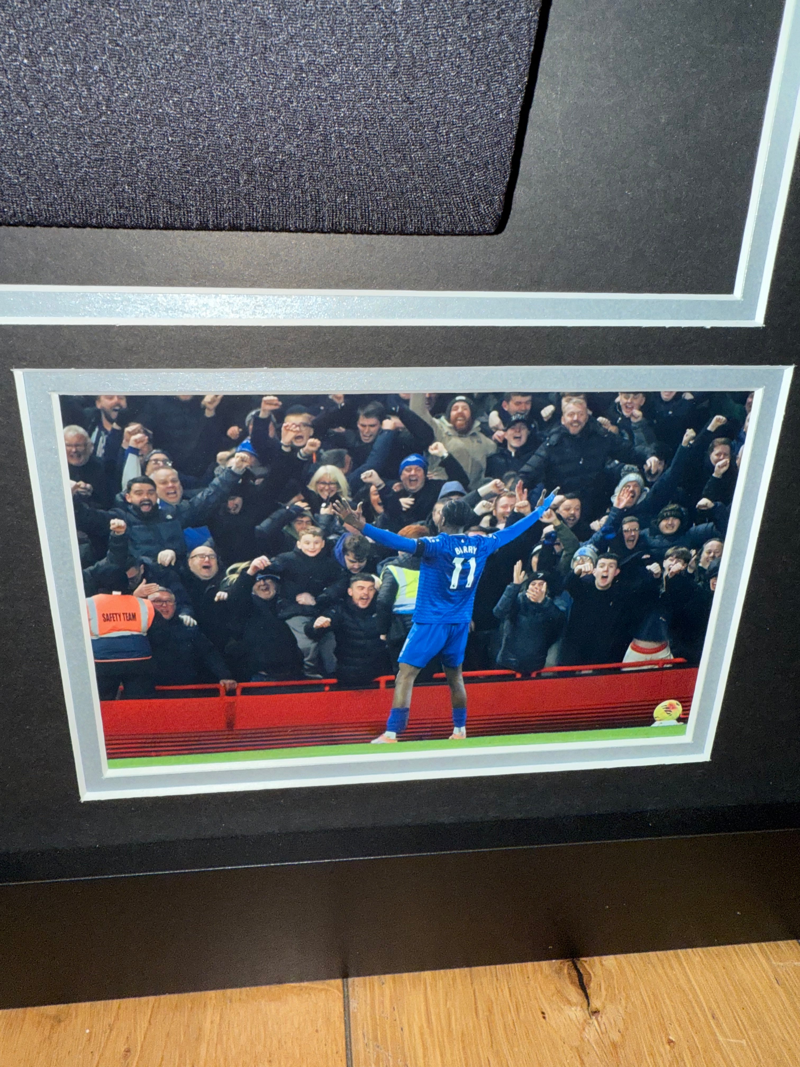 Thierno Barry - Framed Signed Everton Shirt 2025-26 with COA - XL Frame