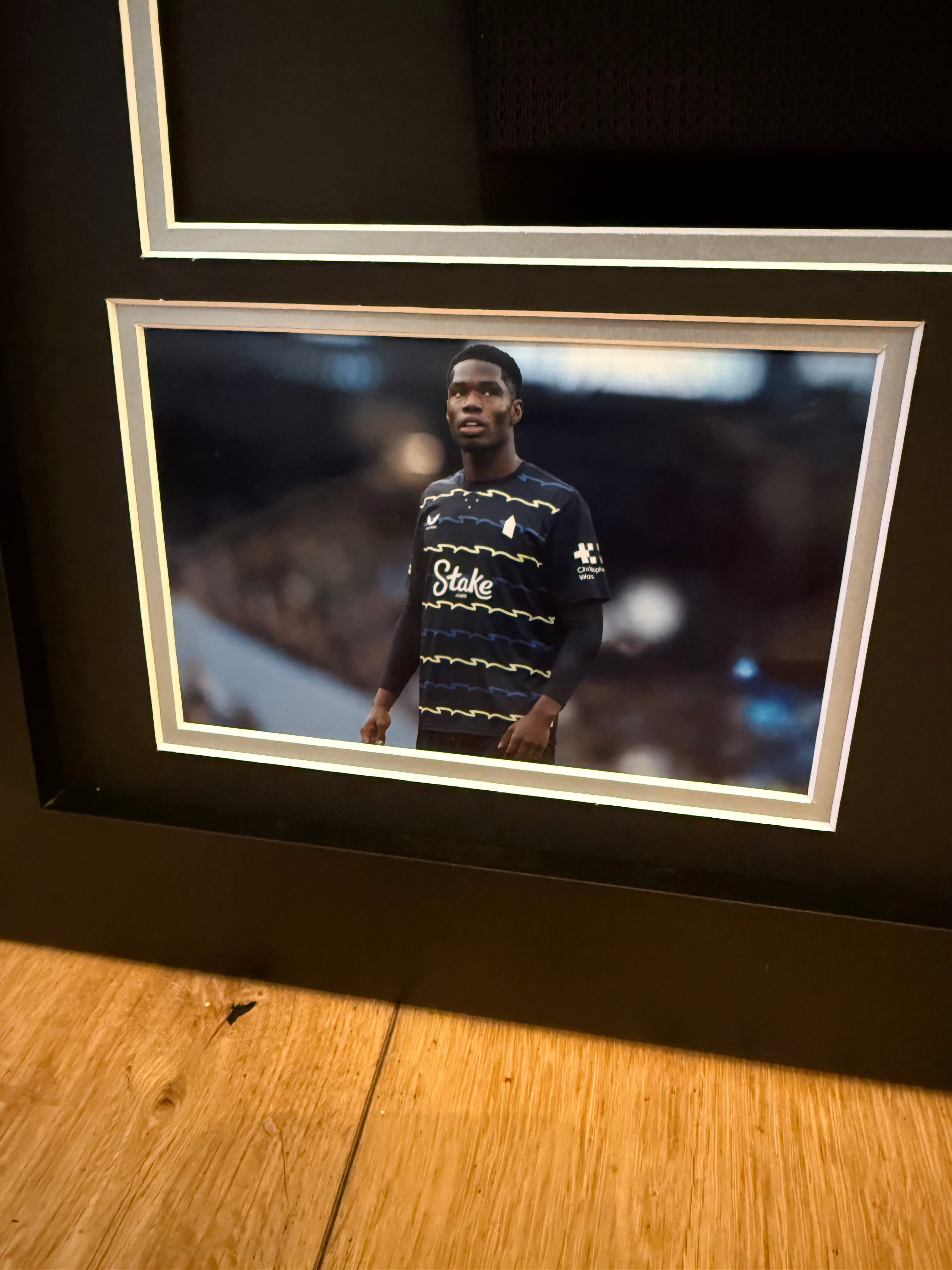 Thierno Barry - Framed Signed Everton Shirt 2025-26 with COA - XL Frame